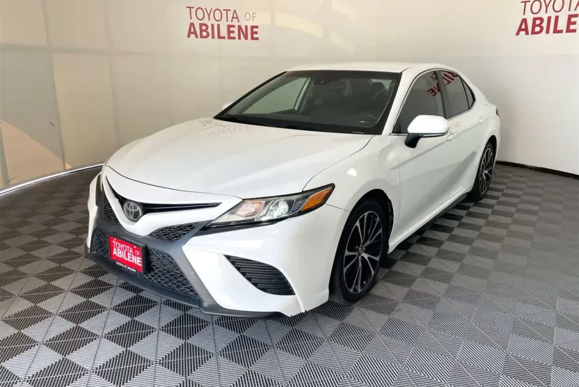 2019 Toyota Camry SE XLE photo 1