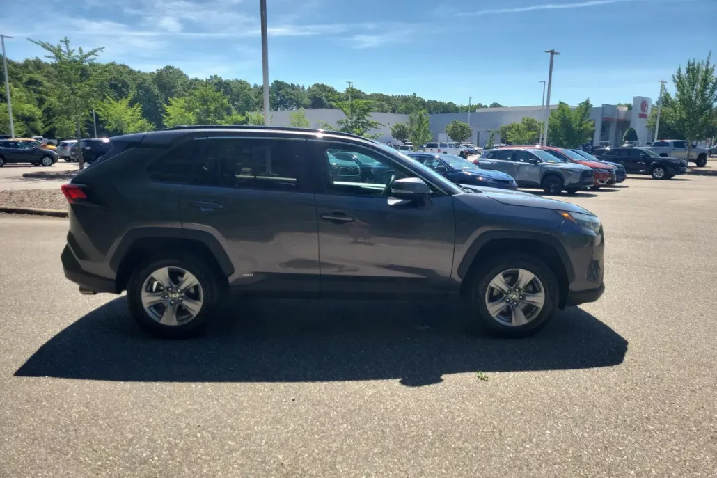 2022 Toyota RAV4 Hybrid XLE photo 1
