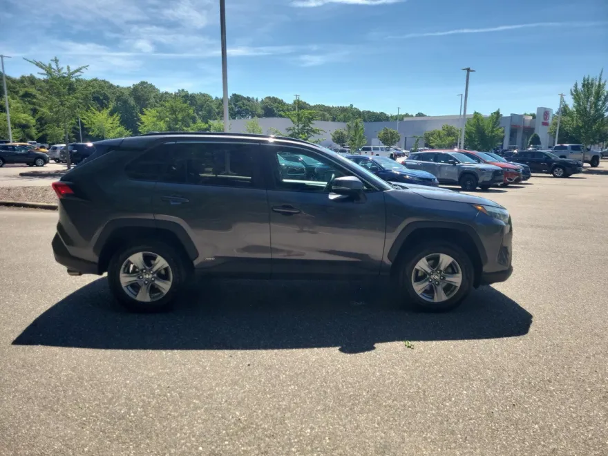 2022 Toyota RAV4 Hybrid XLE photo 1