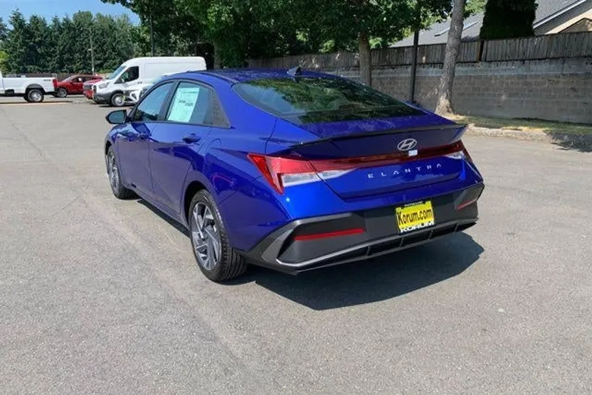 2025 Hyundai Elantra SEL Sport photo 1