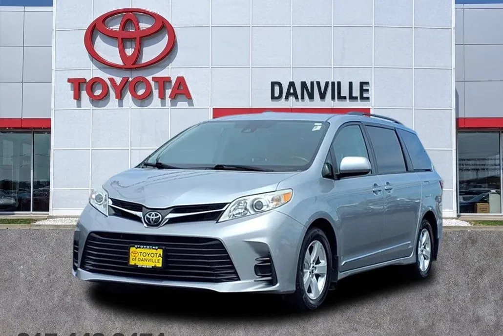 2018 Toyota Sienna LE photo 1