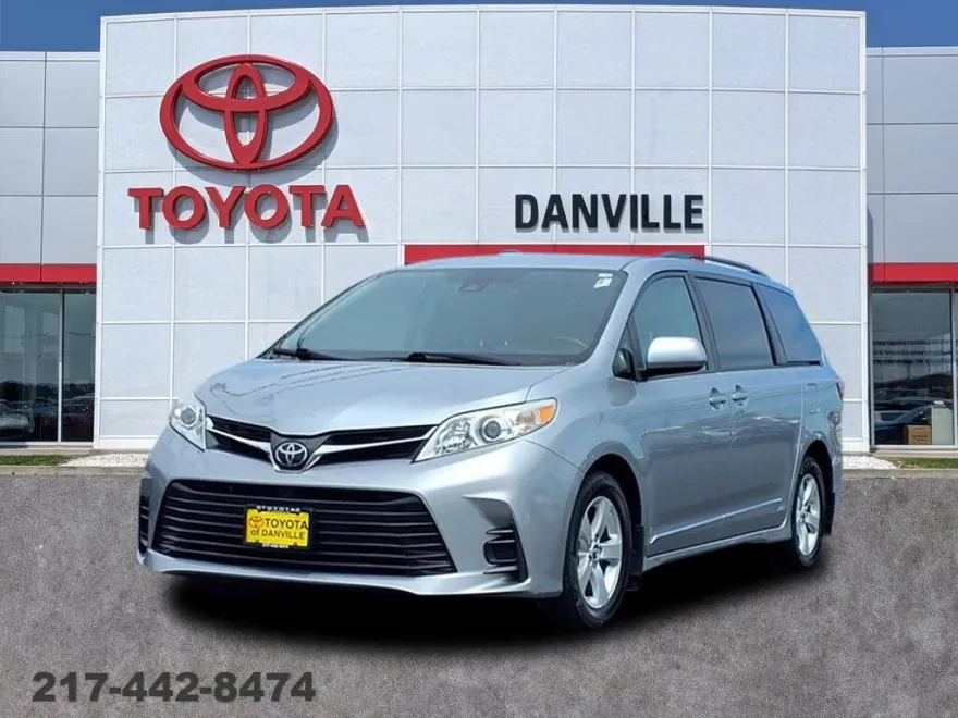 2018 Toyota Sienna LE photo 1