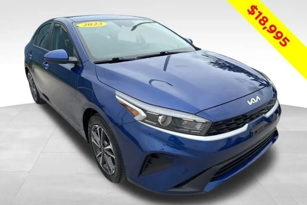 2023 Kia Forte LXS photo 1