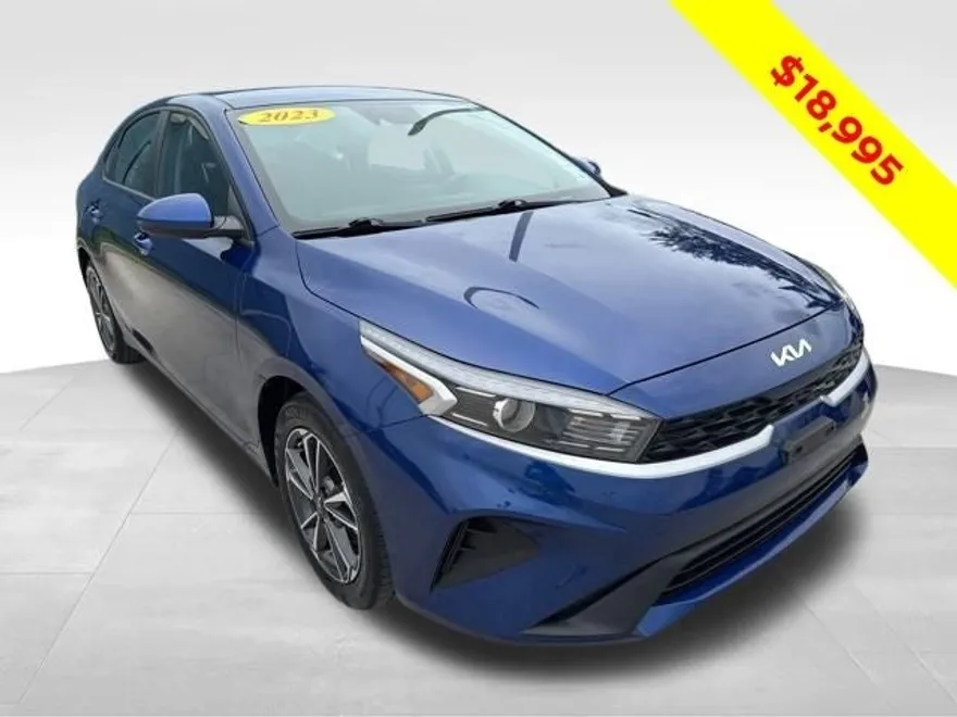 2023 Kia Forte LXS photo 1