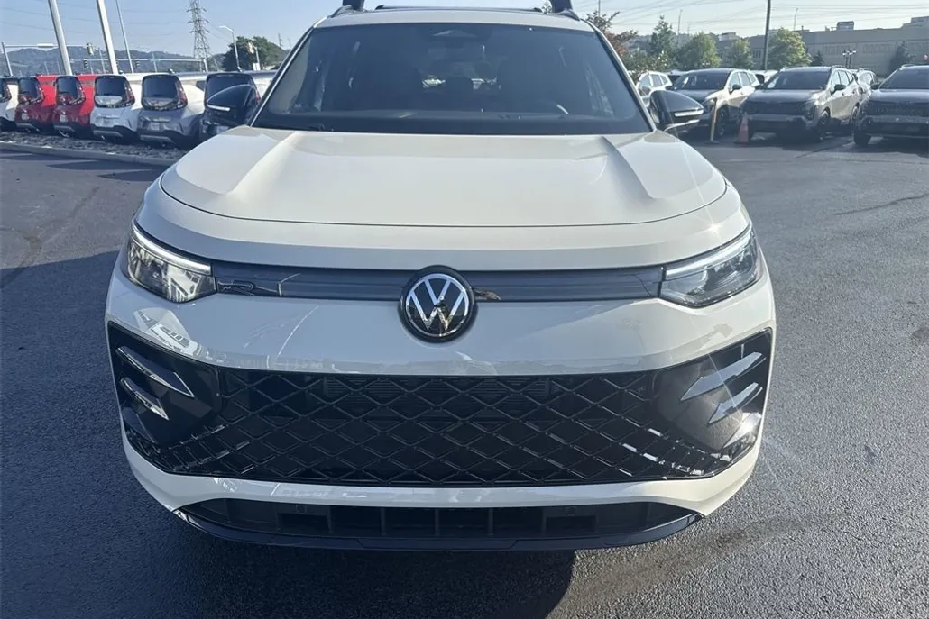 2025 Volkswagen Tiguan SE R-Line Black photo 1
