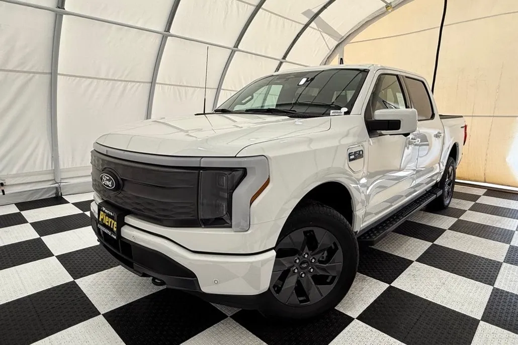 2025 Ford F-150 Lightning Lariat photo 1