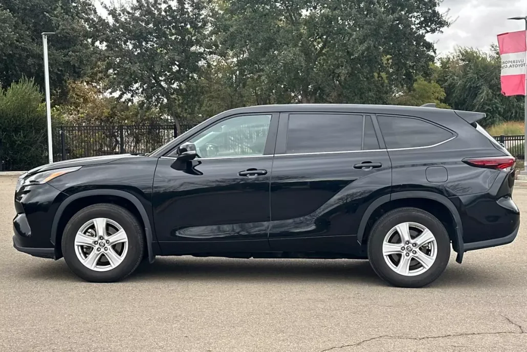 2024 Toyota Highlander LE photo 1