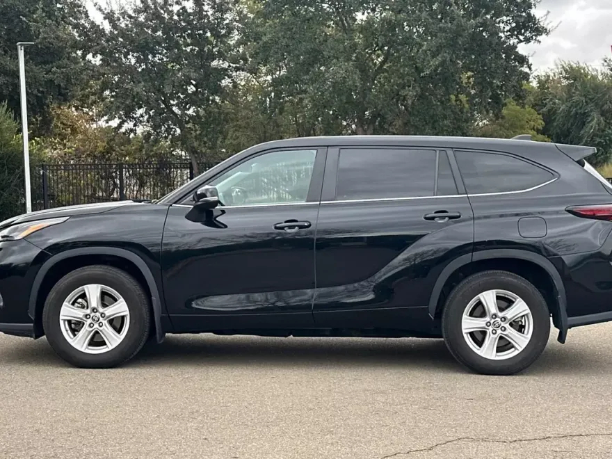 2024 Toyota Highlander LE photo 1