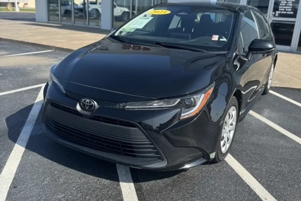 2023 Toyota Corolla LE photo 1