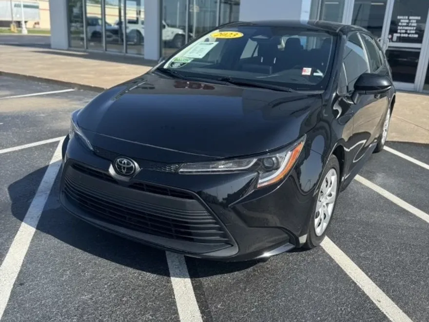 2023 Toyota Corolla LE photo 1