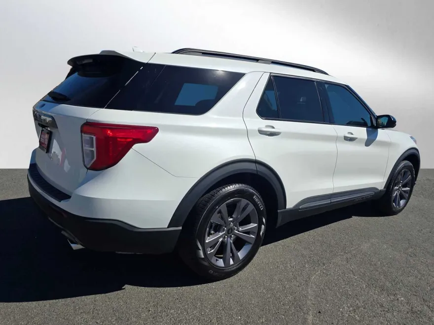2023 Ford Explorer XLT photo 1