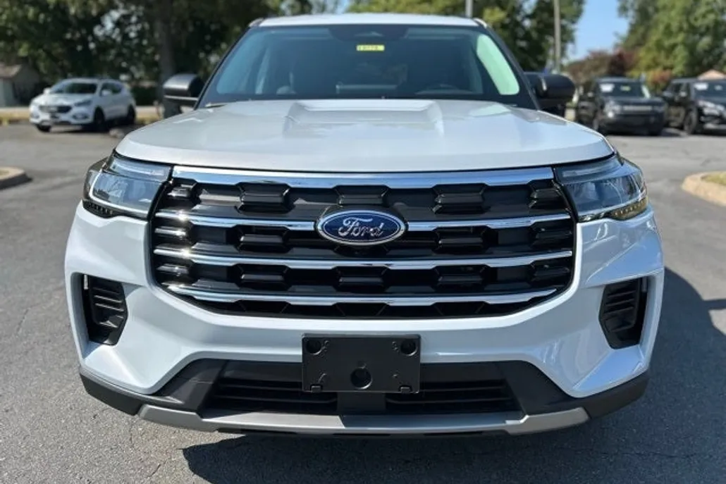 2025 Ford Explorer photo 1