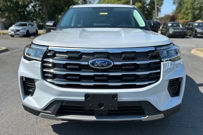 2025 Ford Explorer photo 1