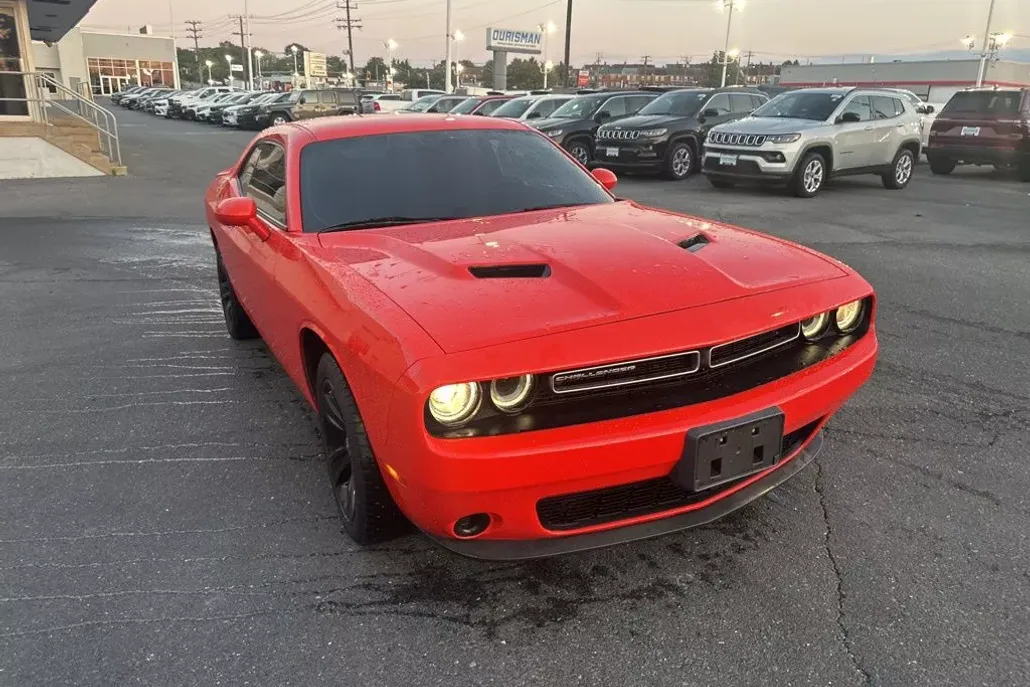 2019 Dodge Challenger SXT photo 1