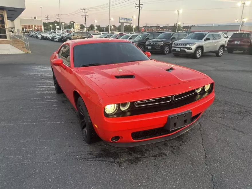 2019 Dodge Challenger SXT photo 1