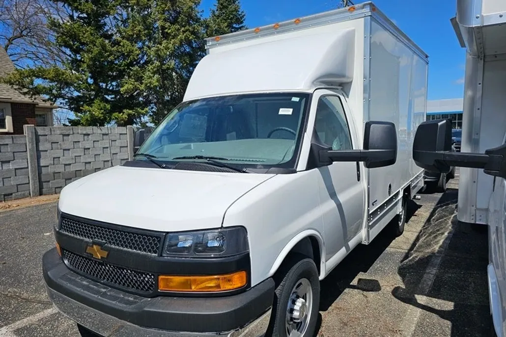 2024 Chevrolet Express Cutaway 3500 photo 1