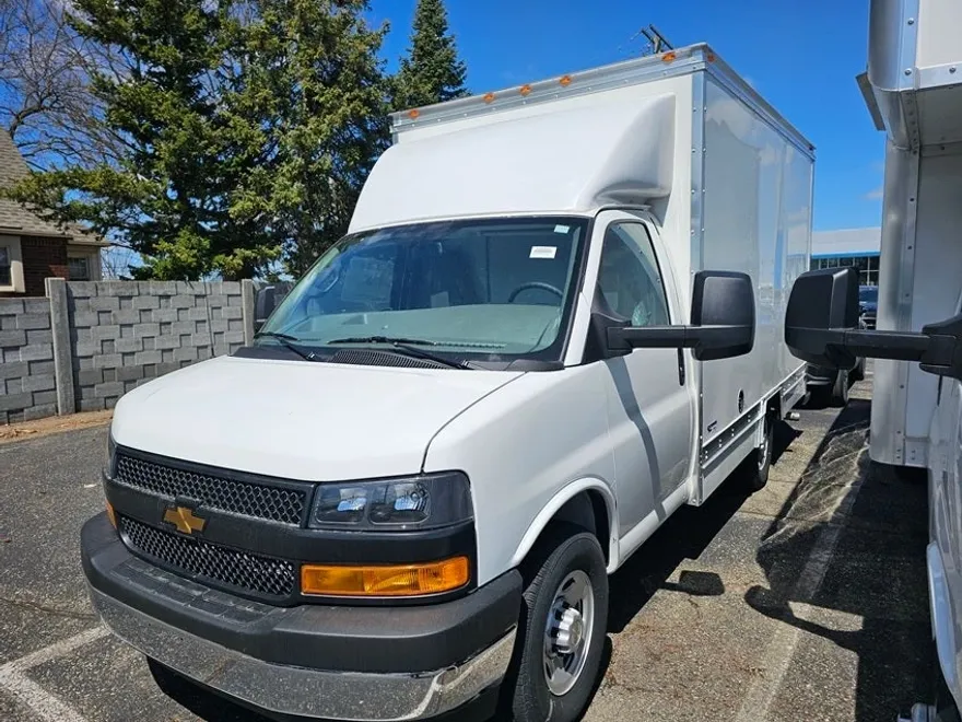 2024 Chevrolet Express Cutaway 3500 photo 1