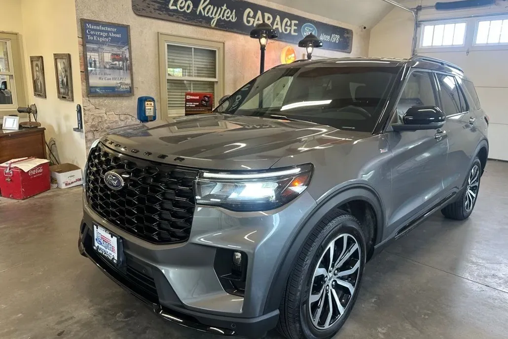 2025 Ford Explorer ST-Line photo 1