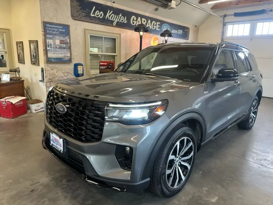 2025 Ford Explorer ST-Line photo 1