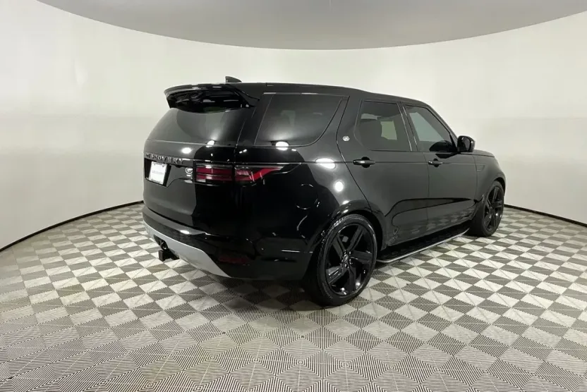 2023 Land Rover Discovery Metropolitan Edition photo 1