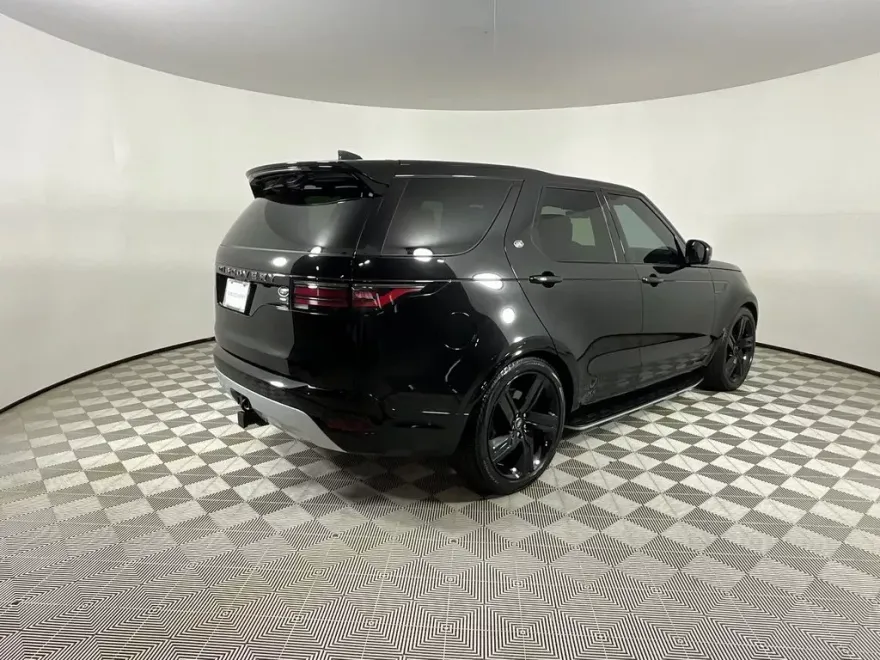 2023 Land Rover Discovery Metropolitan Edition photo 1