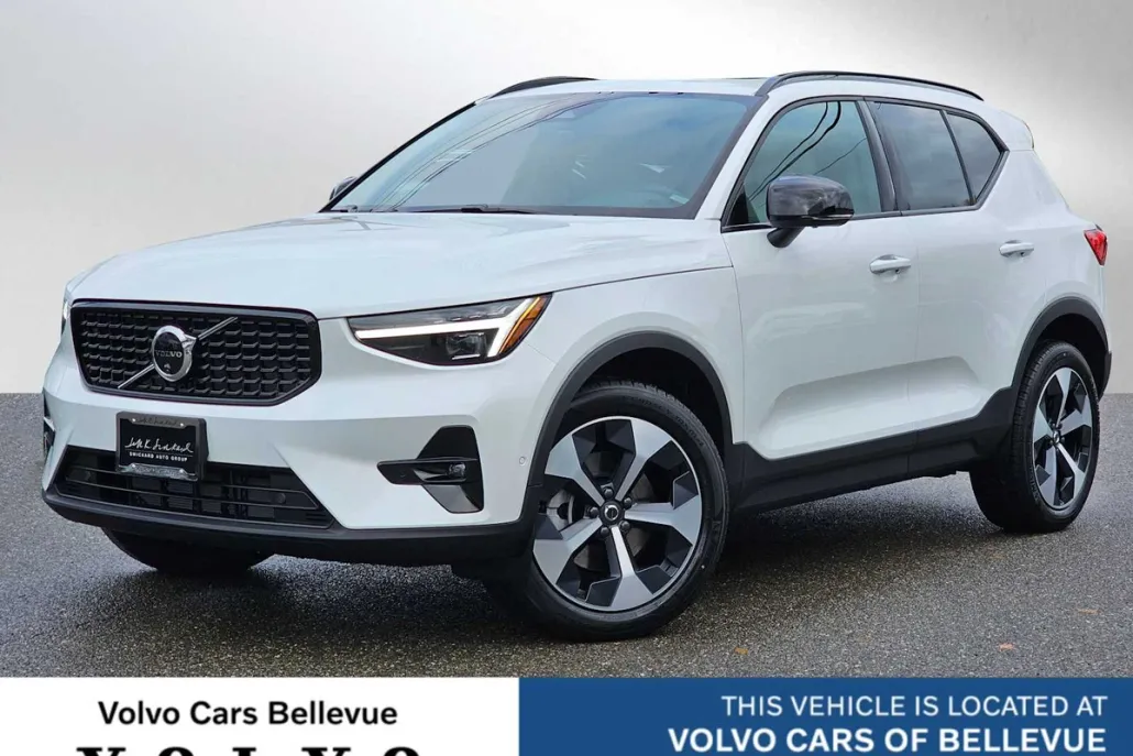 2025 Volvo XC40 Plus photo 1