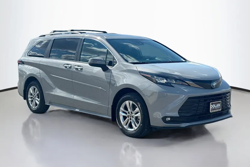 2022 Toyota Sienna XLE Woodland Edition photo 1