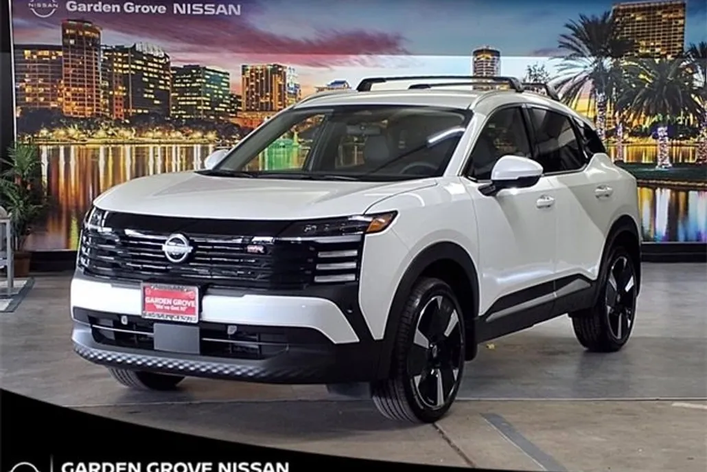 2025 Nissan Kicks SR photo 1