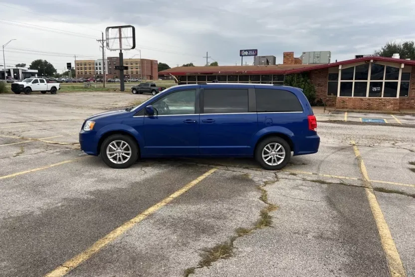 2019 Dodge Grand Caravan SXT photo 1