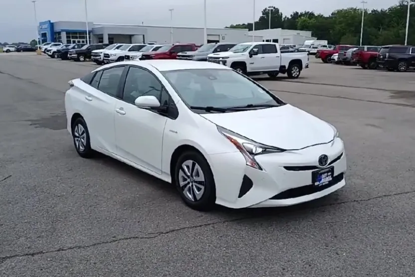 2018 Toyota Prius Four photo 1