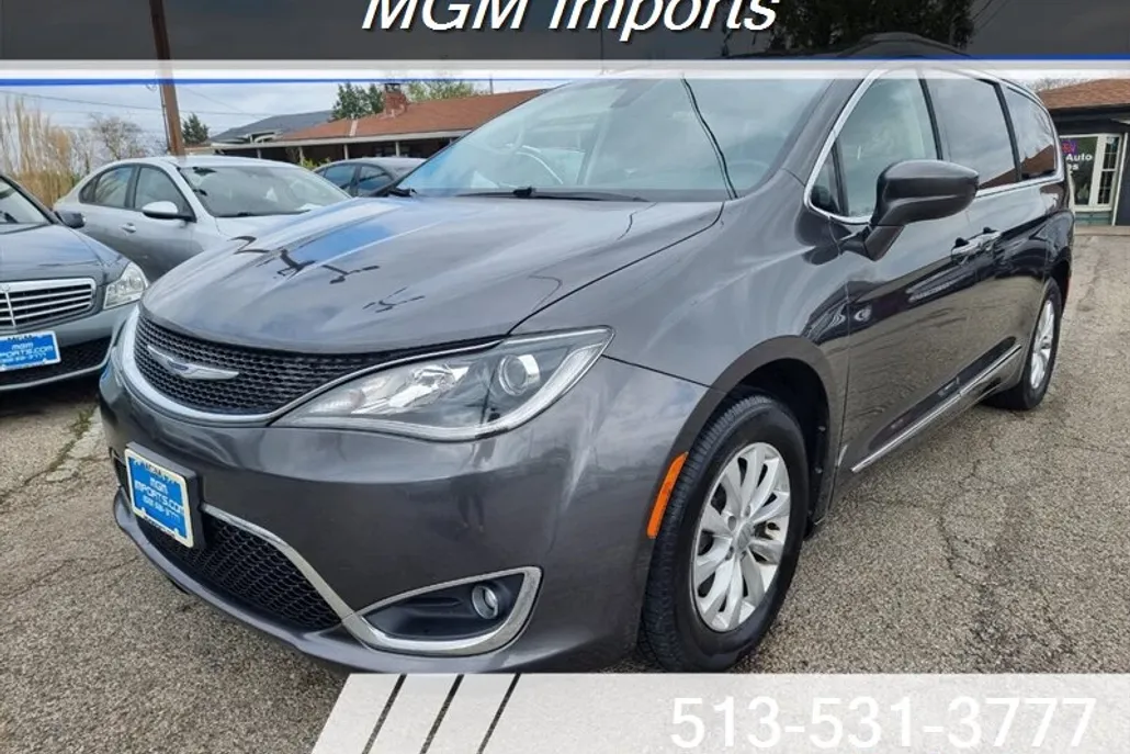 2019 Chrysler Pacifica Touring L photo 1