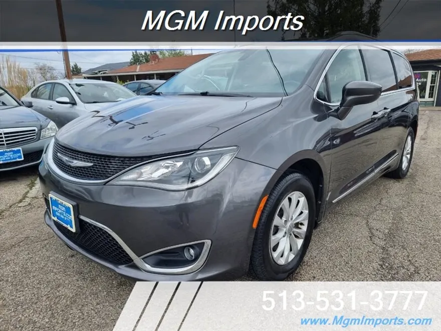 2019 Chrysler Pacifica Touring L photo 1