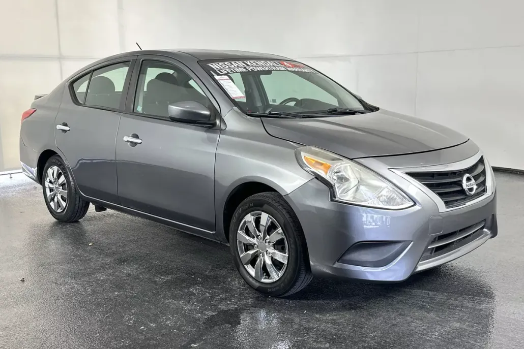 2019 Nissan Versa SV photo 1