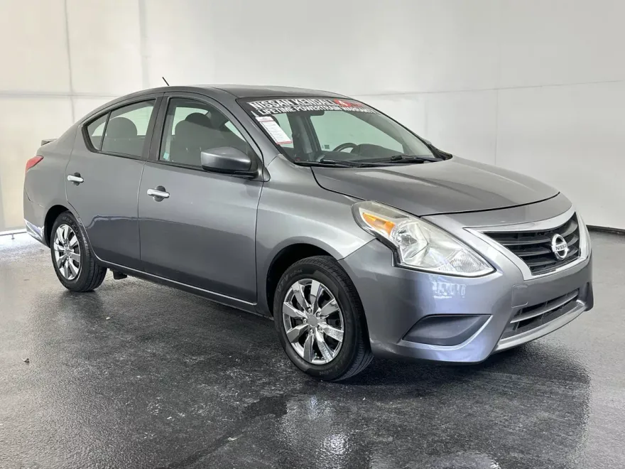 2019 Nissan Versa SV photo 1