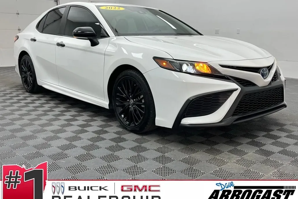 2022 Toyota Camry SE Hybrid photo 1