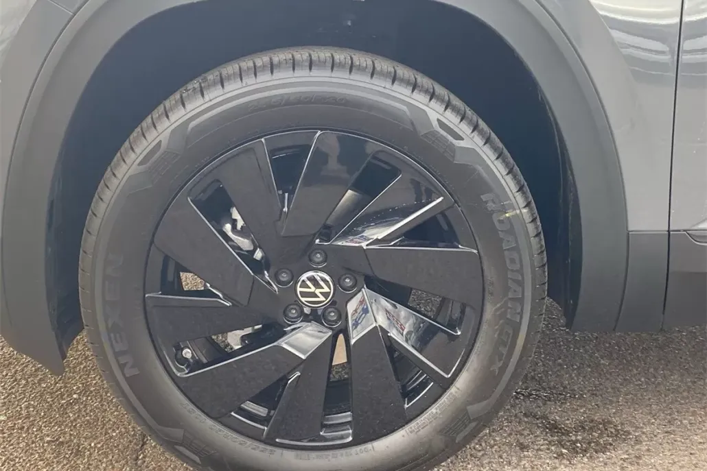 2026 Volkswagen Atlas Cross Sport SE Technology photo 1
