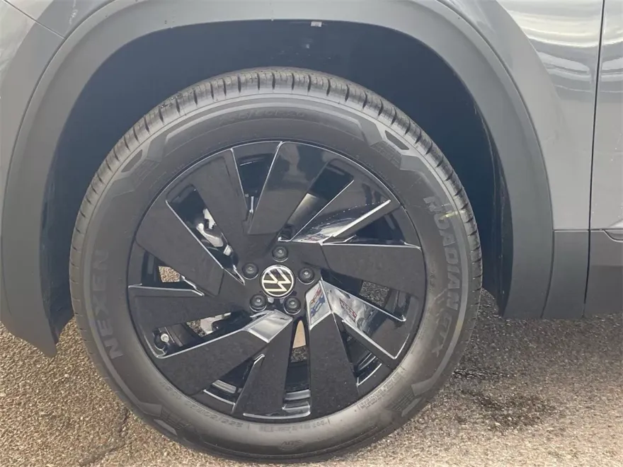 2026 Volkswagen Atlas Cross Sport SE Technology photo 1
