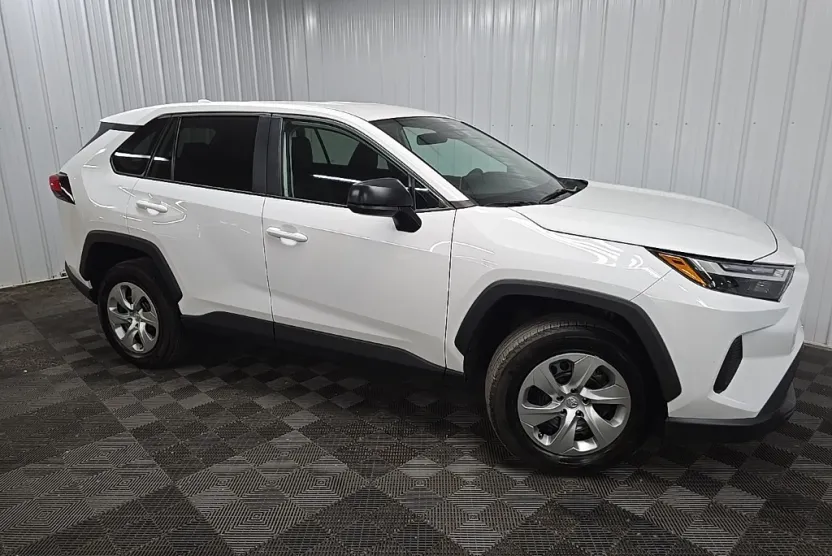 2023 Toyota RAV4 LE photo 1