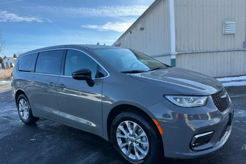 2025 Chrysler Pacifica photo 1