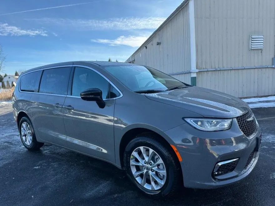 2025 Chrysler Pacifica photo 1