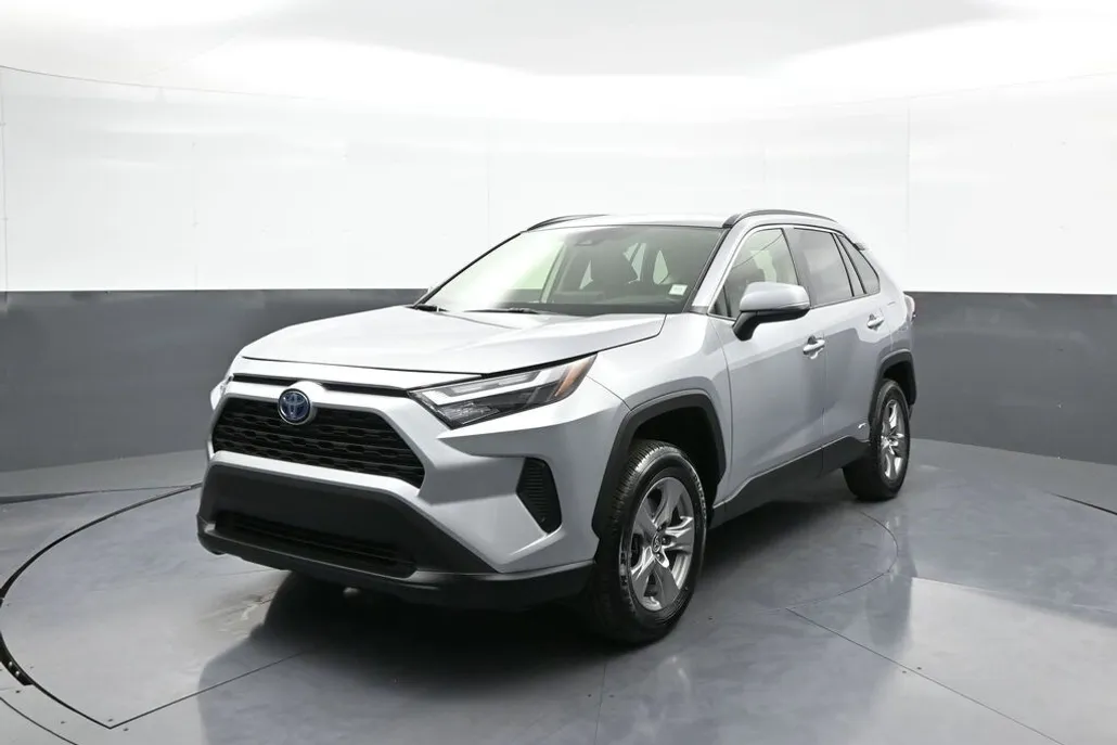 2024 Toyota RAV4 Hybrid XLE photo 1