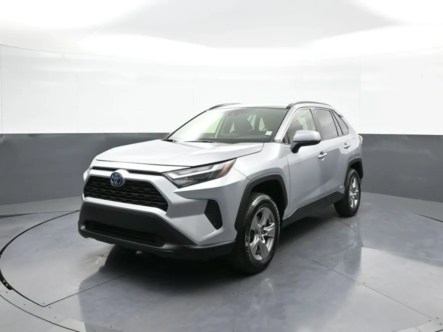 2024 Toyota RAV4 Hybrid XLE photo 1