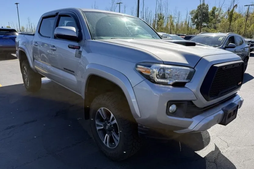 2017 Toyota Tacoma TRD photo 1