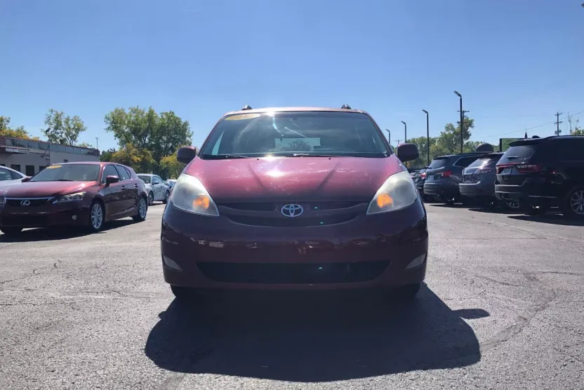 2010 Toyota Sienna Limited photo 1