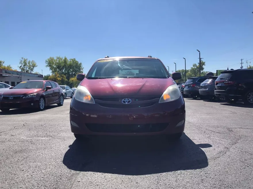 2010 Toyota Sienna Limited photo 1