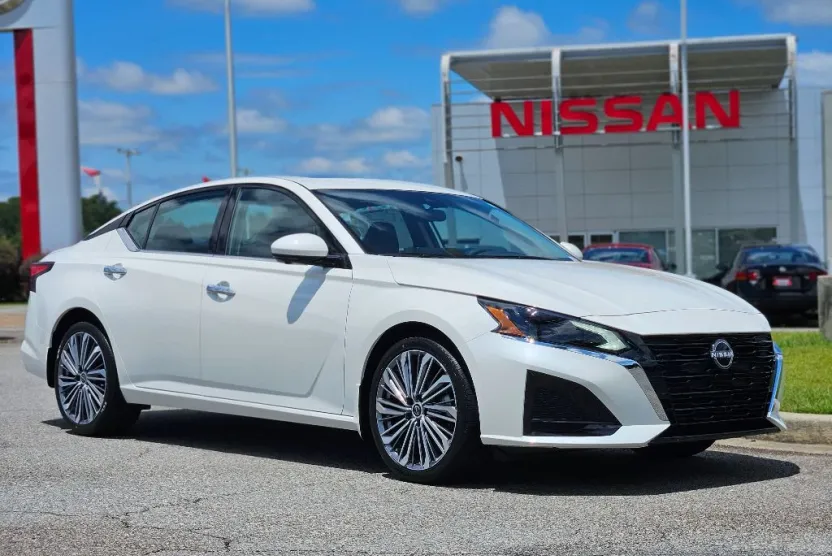 2025 Nissan Altima SL photo 1