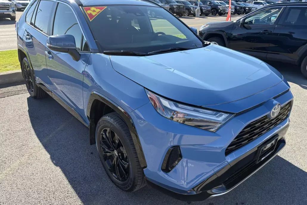 2022 Toyota RAV4 Hybrid SE photo 1