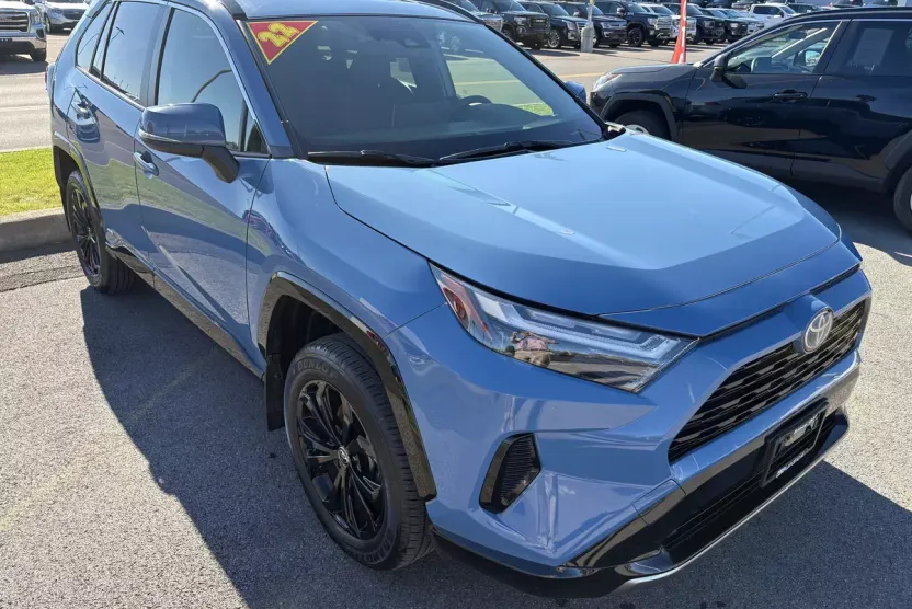 2022 Toyota RAV4 Hybrid SE photo 1