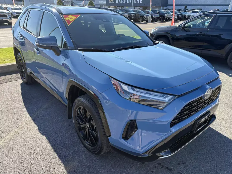 2022 Toyota RAV4 Hybrid SE photo 1