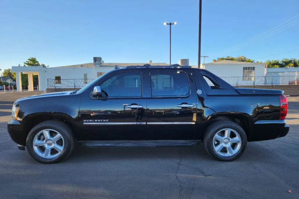 2013 Chevrolet Avalanche LTZ photo 1
